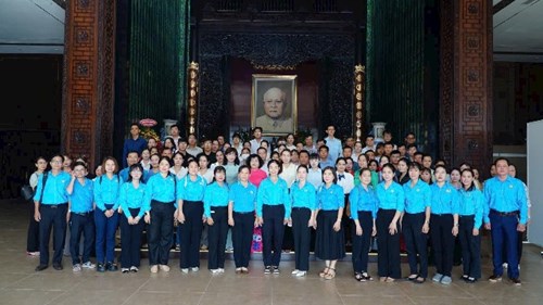 Viếng thăm bảo tàng Tôn Đức Thắng do Liên đoàn Lao động Quận tổ chức